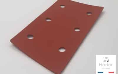 Découpe de joints en silicone rouge